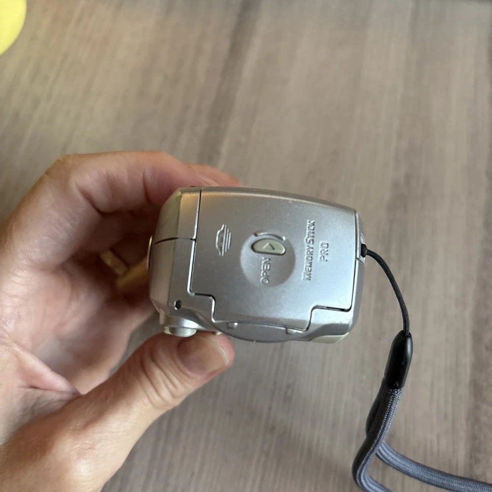 Sony Cyber-Shot DSC-P41 Digital Camera 4.1 MP Megapixels -Doesn't Work For Parts